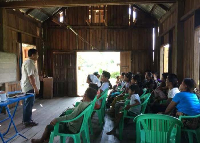 Brother Pau Sian Mang teaching the Gospel
