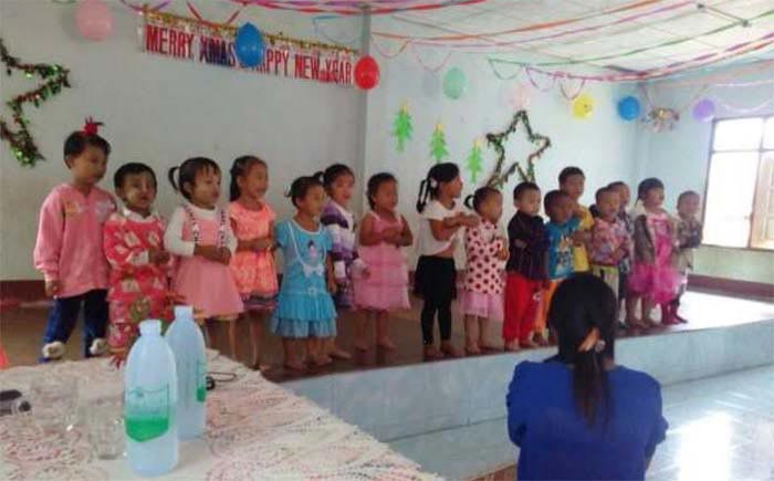 Pre-school kids singing Christmas songs