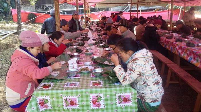 A group of people has lunch together.