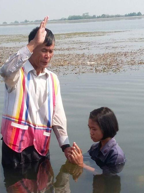 Pastor Law Lay baptizing