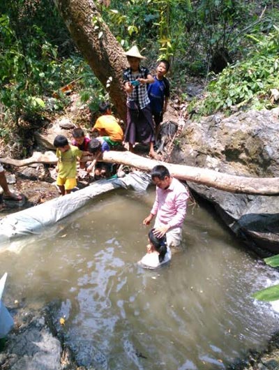 Bu Mana Ling baptizing a new convert